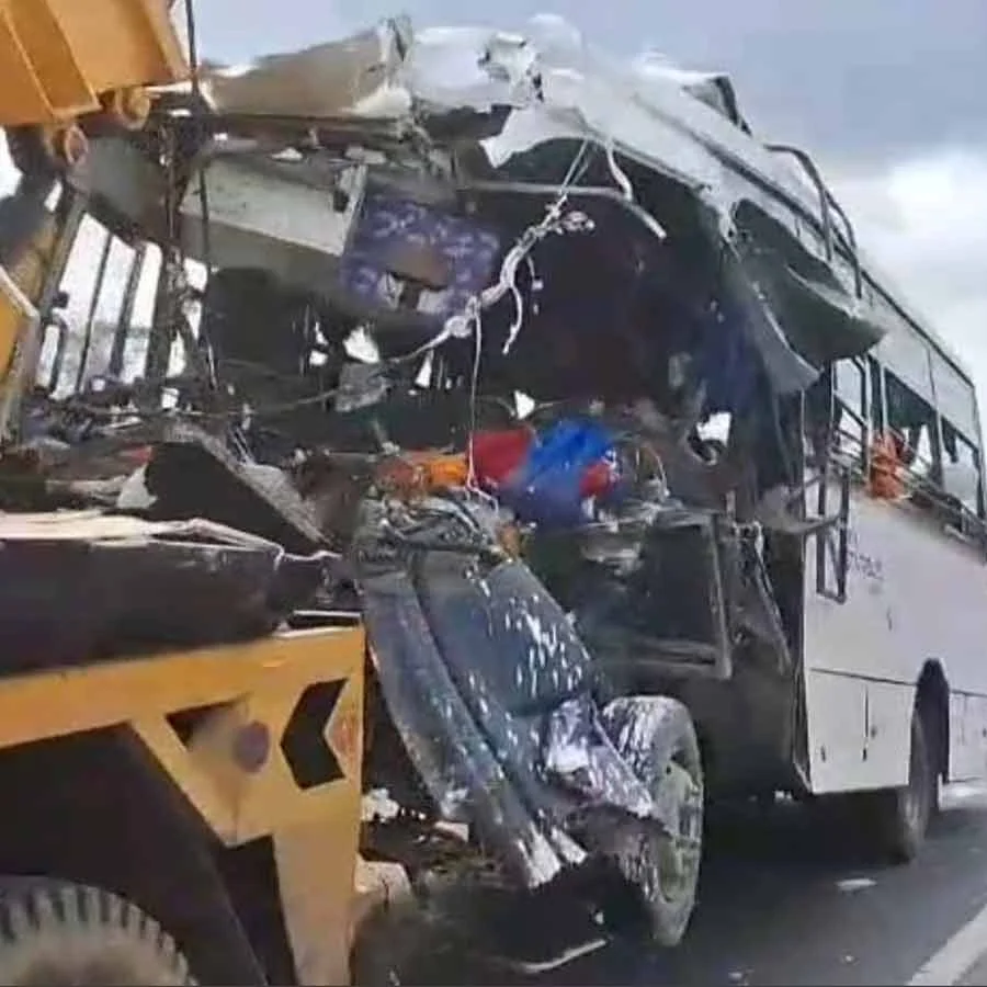 পূর্ব বর্ধমানের ১৯ নম্বর জাতীয় সড়কে ভয়াবহ বাস দুর্ঘটনা