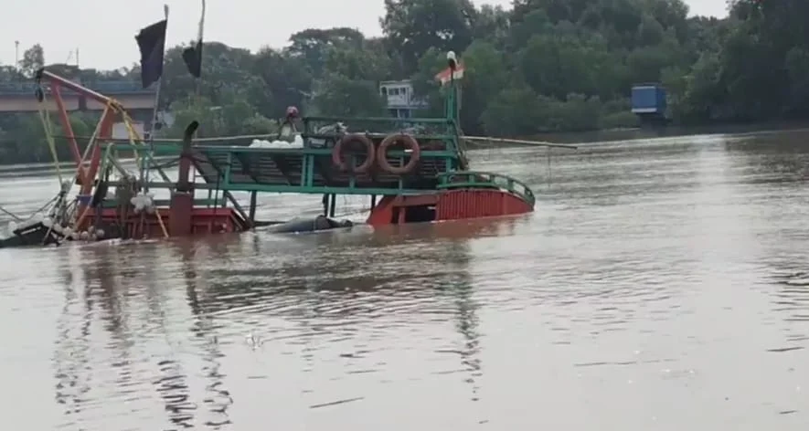 আবারও রায়দিঘিতে ডুবে গেল একটি ট্রলার, উদ্ধার ১৪ জন মৎস্যজীবি