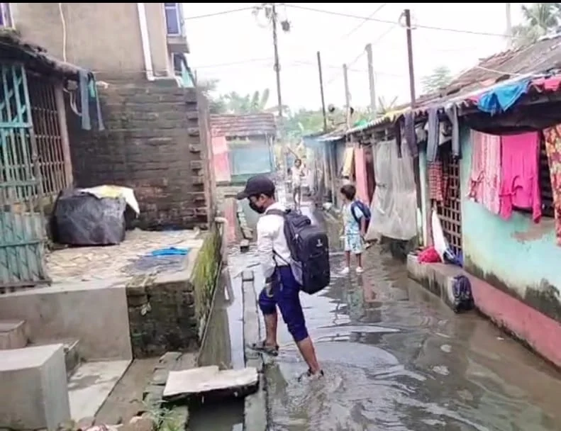 জল যন্ত্রণায় বসিরহাটের ভ্যাবলা ও নেওরা দিঘির বাসিন্দারা