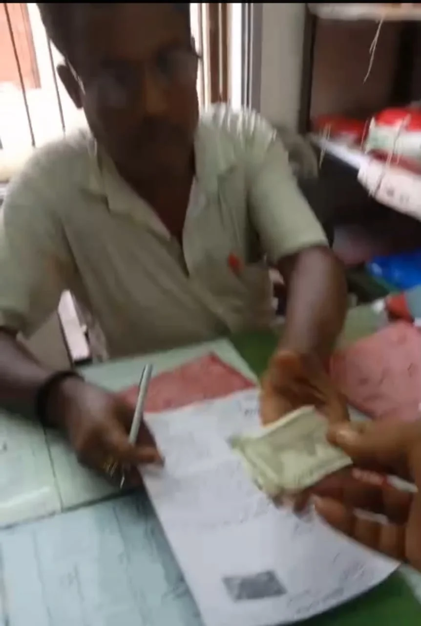 জয়নগরে ভূমি রাজস্ব দফতরের এক কর্মীর ঘুষ নেওয়ার ভিডিও সোশ্যাল মিডিয়ায় ভাইরাল