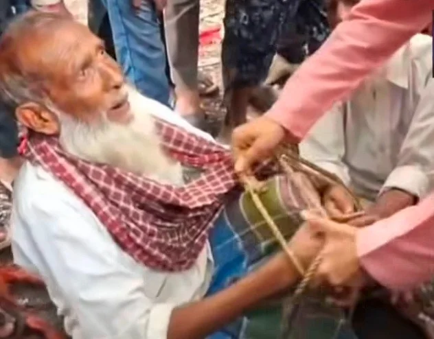 বুজুর্গ মুসলিম গরু ব্যবসায়ীদের নির্যাতন-অপমানে ক্ষুব্ধ সচেতন মানুষ