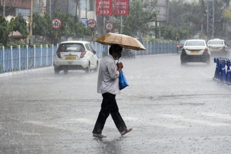 দক্ষিণের ছয় জেলায় ভারী বৃষ্টি, দুর্যোগ উত্তরবঙ্গেও