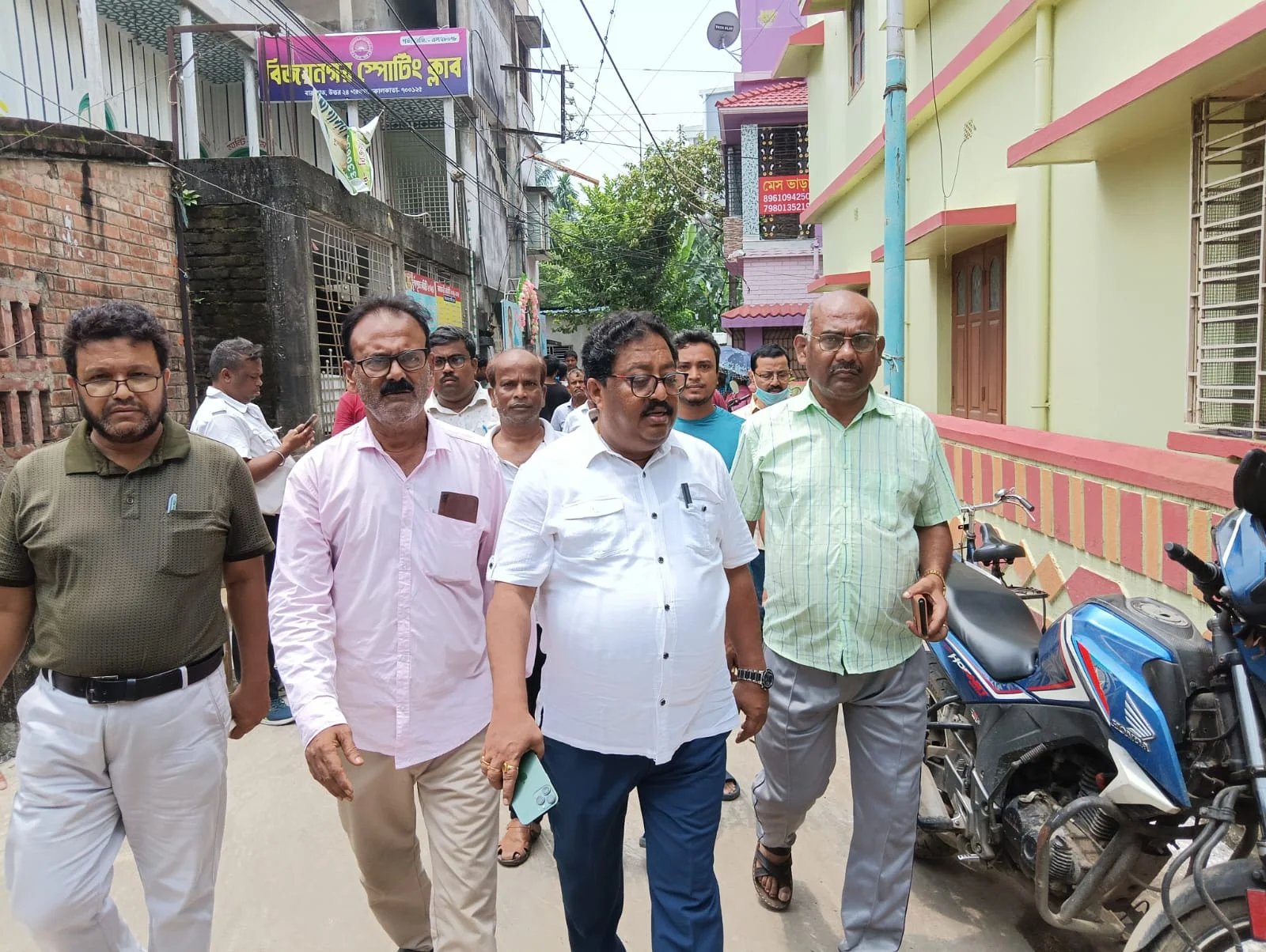 'আমাদের পাড়া আমাদের সমাধান': সমস্যা সমাধানে নিজেরাই এগিয়ে এলেন বিজয়নগরের বাসিন্দারা