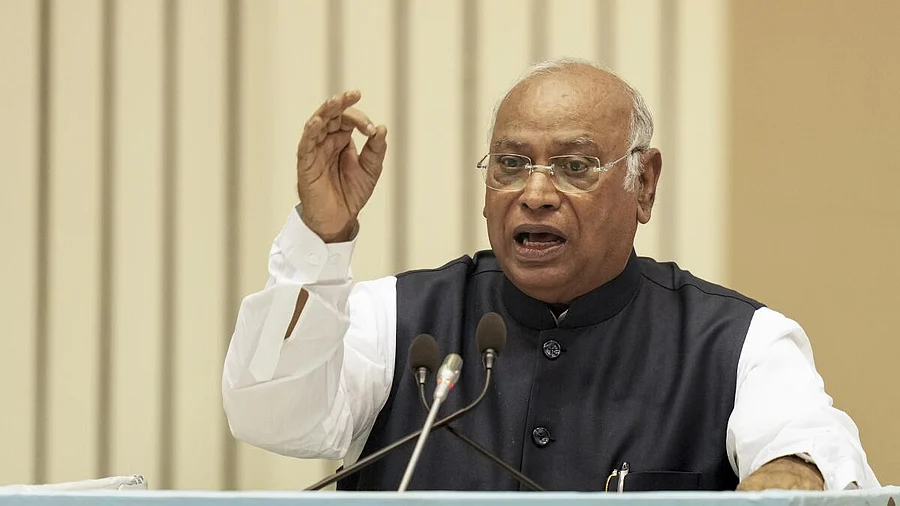 বিদেশনীতির ব্যর্থতায় ৫০ শতাংশ শুল্ক, মোদিকে কটাক্ষ মল্লিকার্জুন খারগের