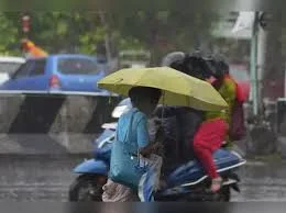 অতি ভারী বৃষ্টির প্রভাবে কেরালার তিন জেলায় জারি হল কমলা সতর্কতা