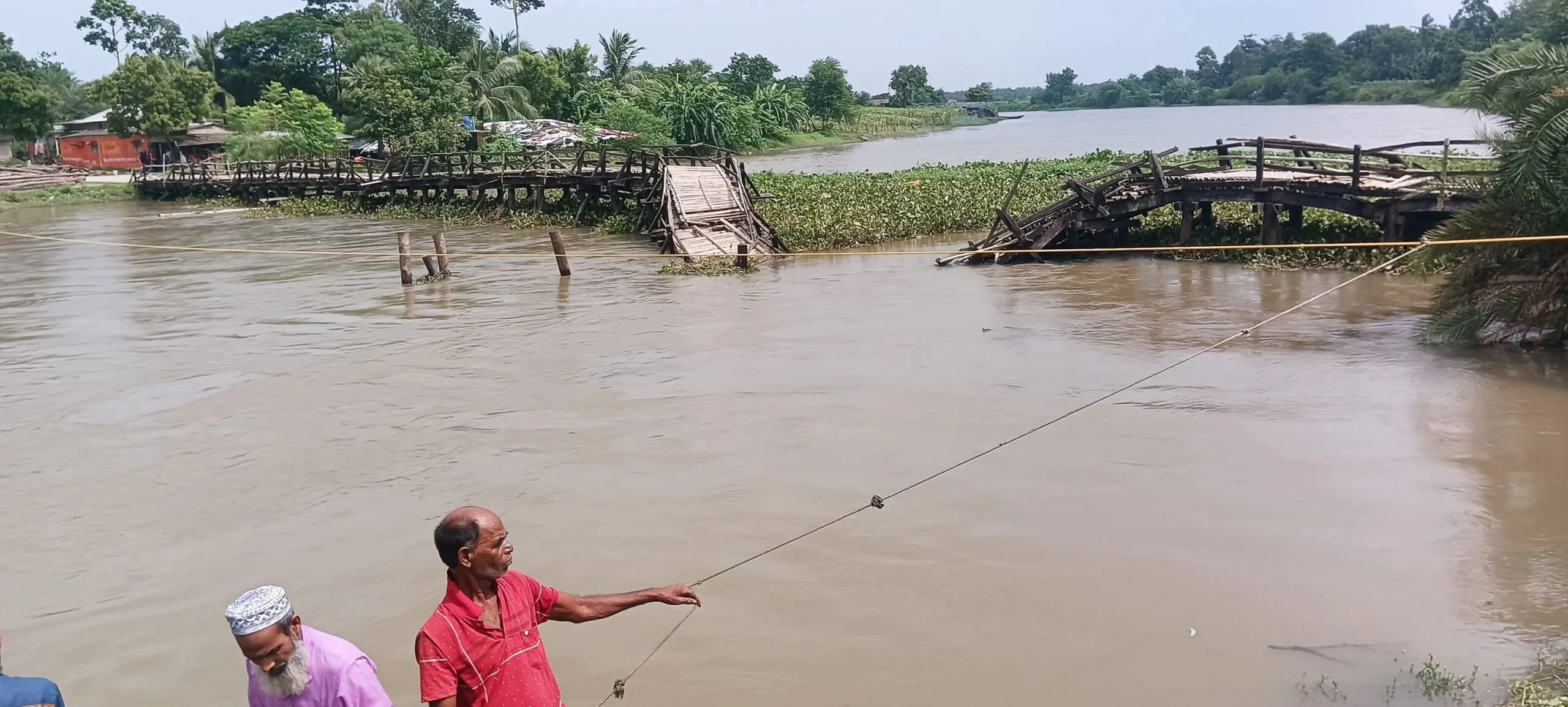 হুড়মুড় করে ভেঙে পড়লো ক্যানিং-জয়নগর সংযোগকারী পিয়ালি নদীর বাঁশের সাঁকো