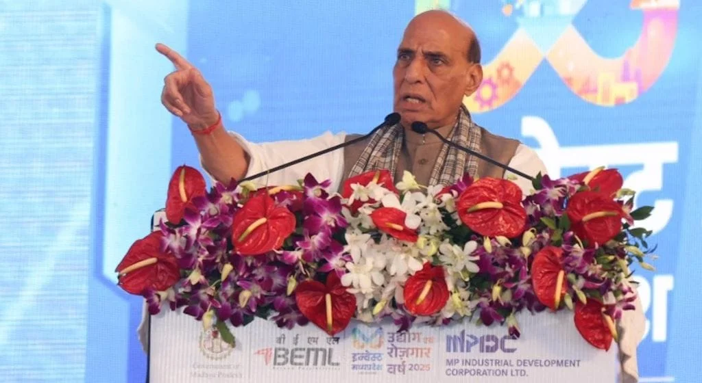 রামায়ণের সংলাপে চরিত্র বদলে সমালোচনায় রাজনাথ সিং