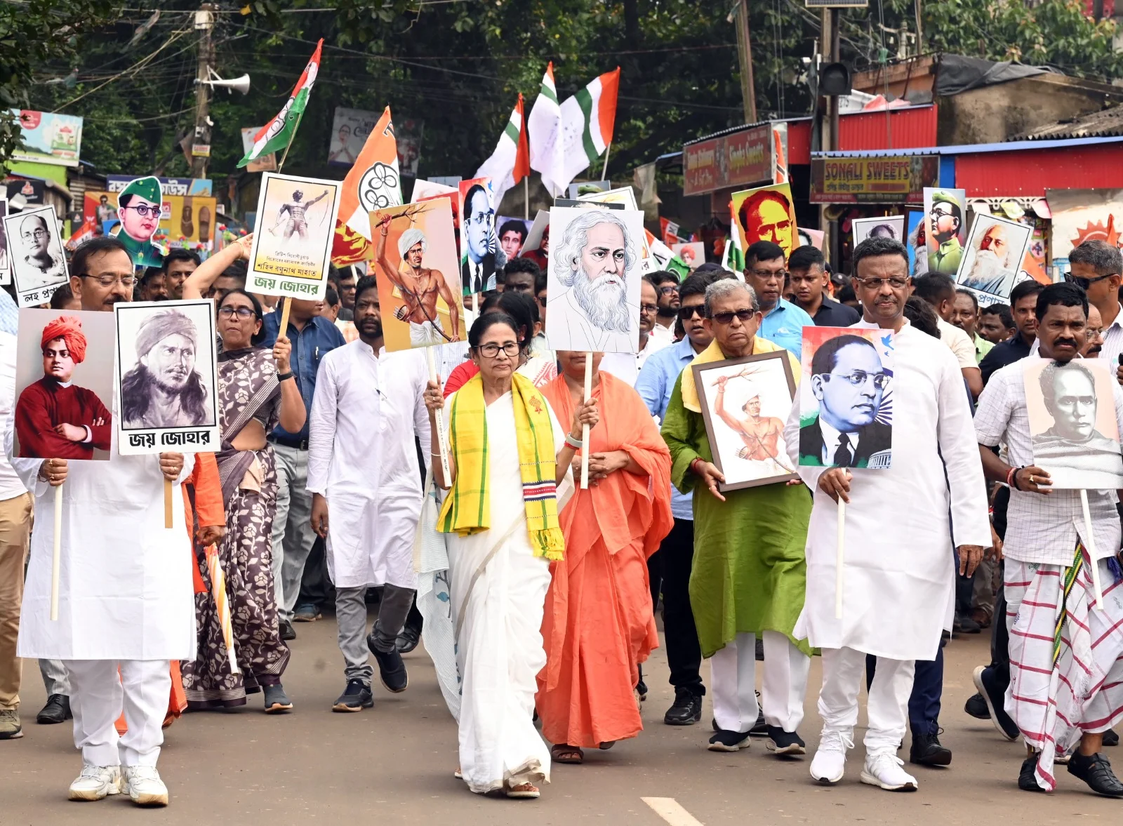 রক্ত দেব, কলিজা দেব, বিনাযুদ্ধে এক ইঞ্চি জমি ছাড়ব না, স্লোগান বেঁধে দিলেন মমতা