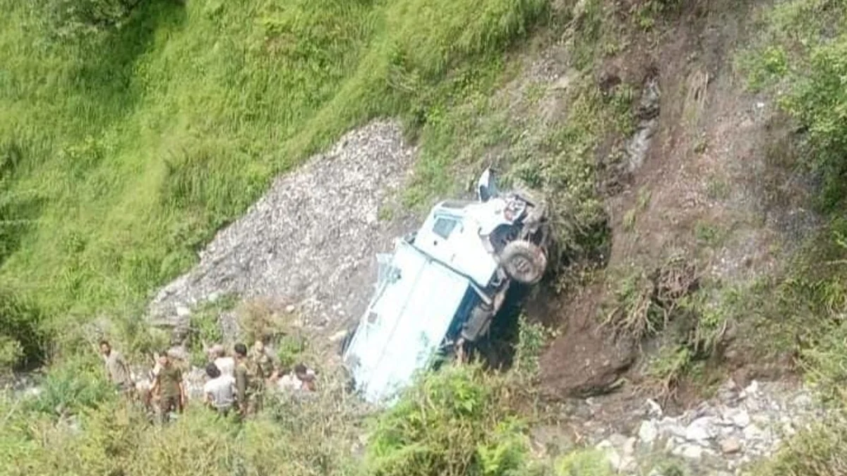 জম্মু-কাশ্মীরের খাদে CRPF বাস পড়ে মৃত ৩ জওয়ান, আহত ১৬