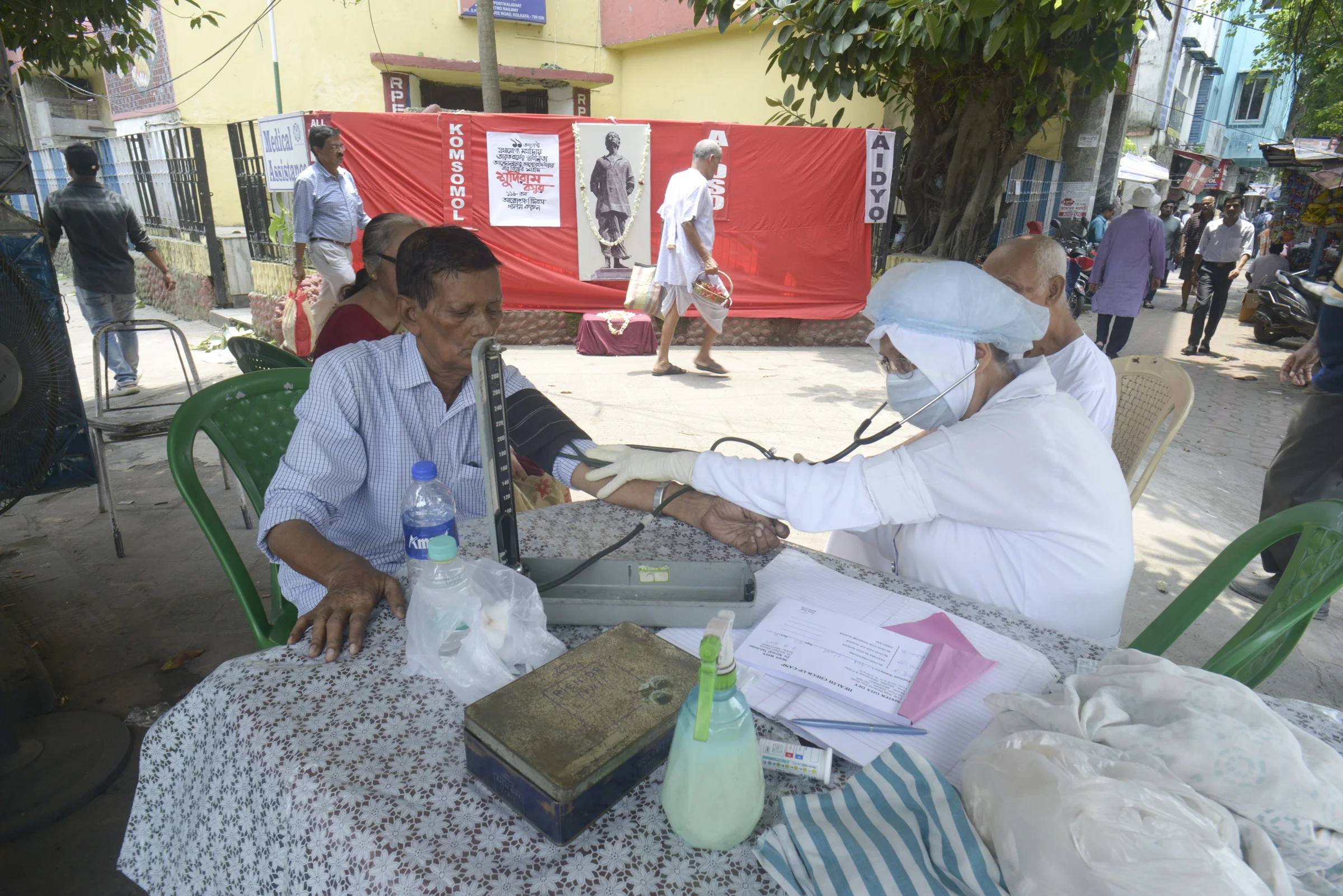 অসুখ প্রতিরোধের জন্য সচেতনতার পাঠ দেন কলকাতার নাইটিঙ্গেল গীতা দে