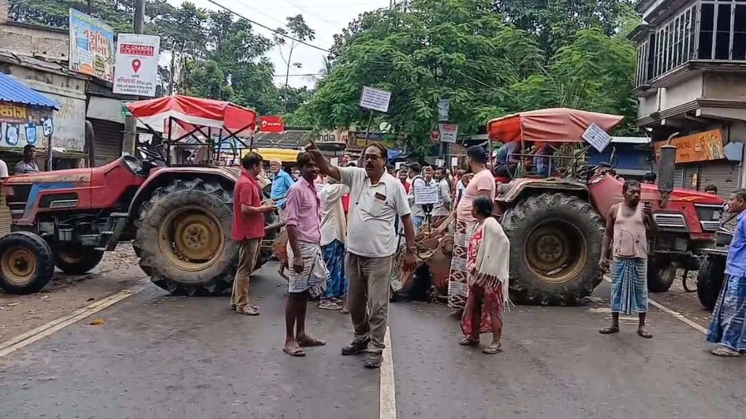 চাষের জমিতে নোনা জল ঢুকিয়ে দেওয়ার অভিযোগে রাস্তা অবরোধ কৃষকদের