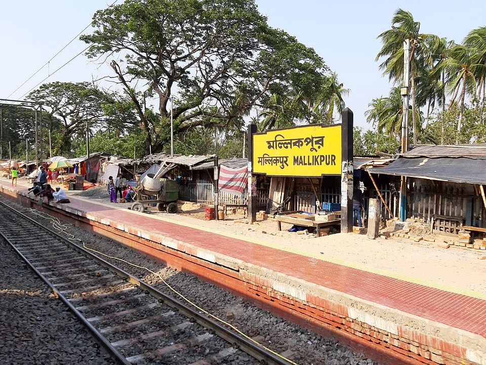 মল্লিকপুর স্টেশনের কাছে বাইরে থেকে ছোঁড়া পাথরে গুরুতর জখম এক ট্রেন যাত্রী