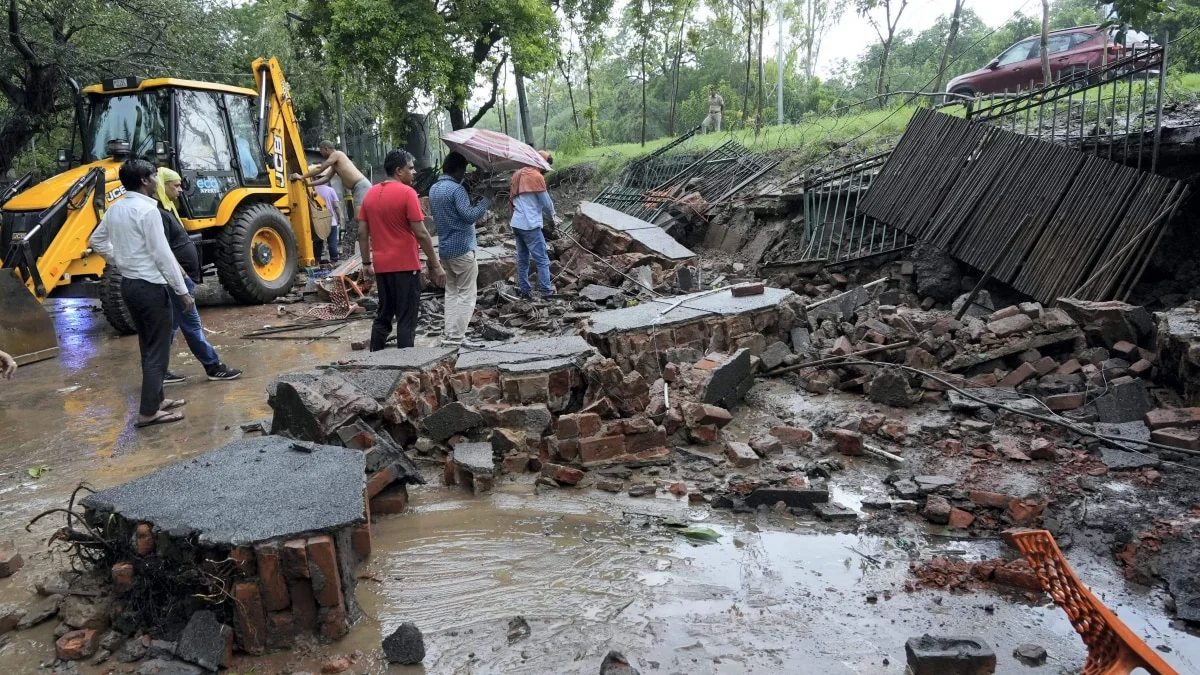 দিল্লিতে ভারী বর্ষণে মর্মান্তিক দুর্ঘটনা, মন্দির সংলগ্ন দেওয়াল ধসে মৃত ৭