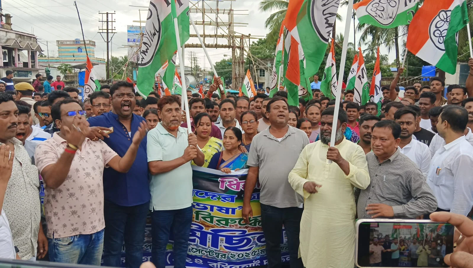 ভিন্ন রাজ্যে বাঙালি শ্রমিকদের উপর নির্যাতন, মৃত্যু, বাংলাদেশি বলে দাগিয়ে দেওয়া, পথে তৃণমূল কংগ্রেস