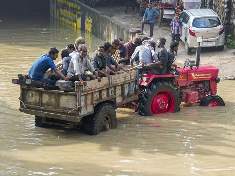 টানা বৃষ্টিতে বিপর্যস্ত উত্তর ভারত: পাঞ্জাবে মৃত ৩৭, ডুবে ১,৬৫৫ গ্রাম