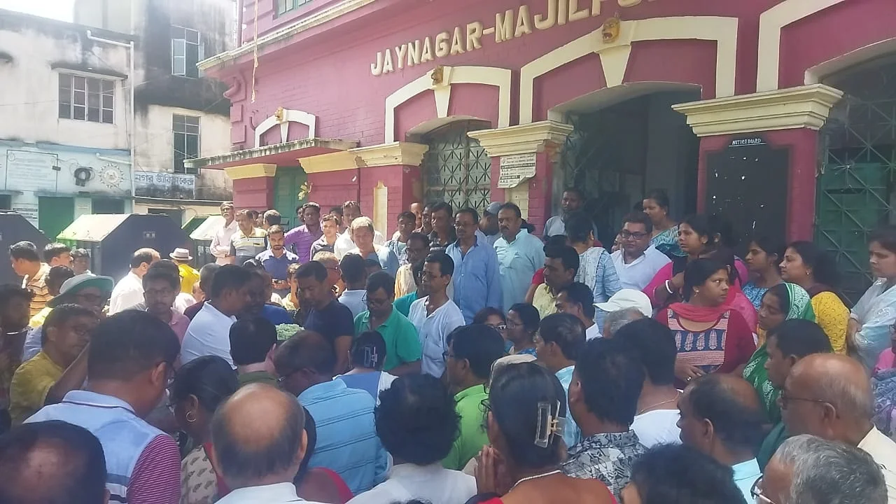 জয়নগর মজিলপুর পৌরসভার প্রাক্তন চেয়ারম্যান প্রশান্ত সরখেলের অন্তিমযাত্রায় উপস্থিত সকলে 