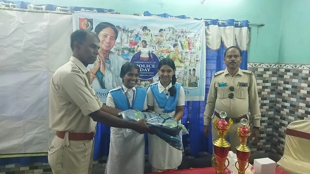 পুলিশ দিবসে সচেতনতা মূলক পদযাত্রা ও কুইজ প্রতিযোগিতা হল ছাত্র-ছাএীদের নিয়ে