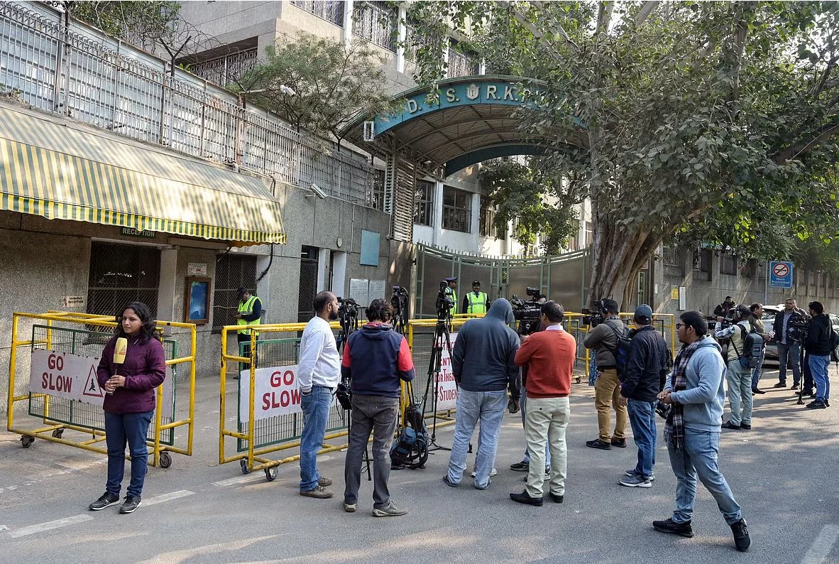 দিল্লির একাধিক স্কুলে ফের বোমাতঙ্ক, আতঙ্কে পড়ুয়া-অভিভাবক