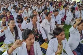 ১৪ হাজার স্বাস্থ্য কর্মীর একসঙ্গে ইস্তফা