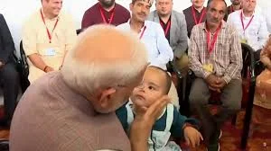 বন্যা বিধ্বস্ত হিমাচলে পৌঁছলেন মোদি, ১৫০০ কোটি টাকা সাহায্য ঘোষণা