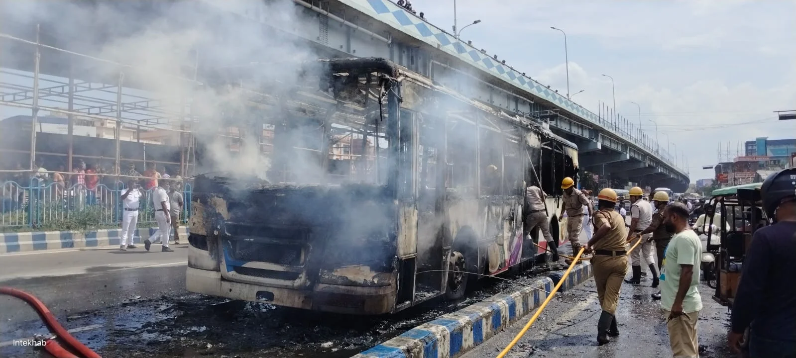 বাগুইহাটি এলাকায় ভিআইপি রোডে সরকারি এসি বাসে আগুন
