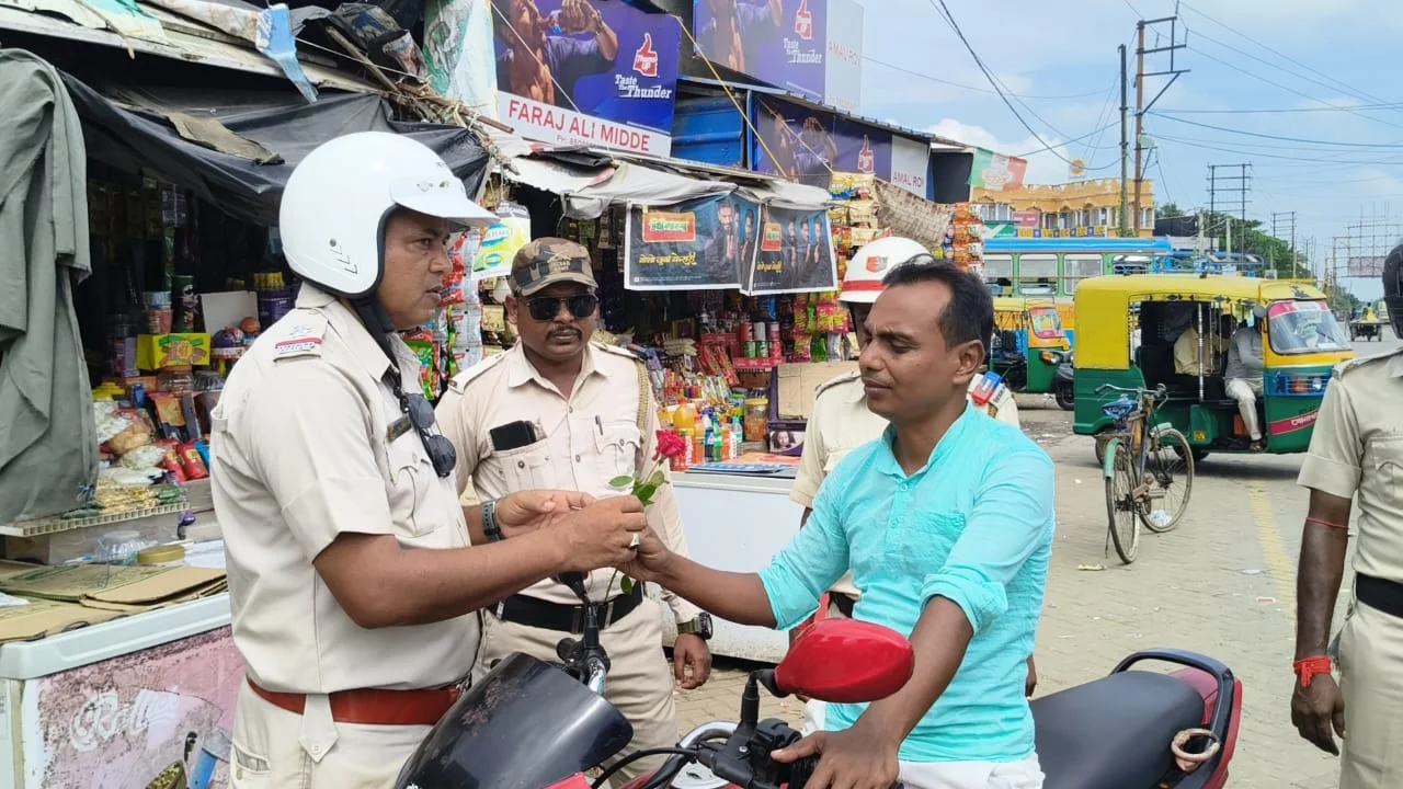 গোলাপ ফুল নিয়ে রাস্তায় নামলেন বাসন্তীর ট্রাফিক, সচেতন করে তুলে দিলেন হেলমেট হীন বাইক চালকদের হাতে