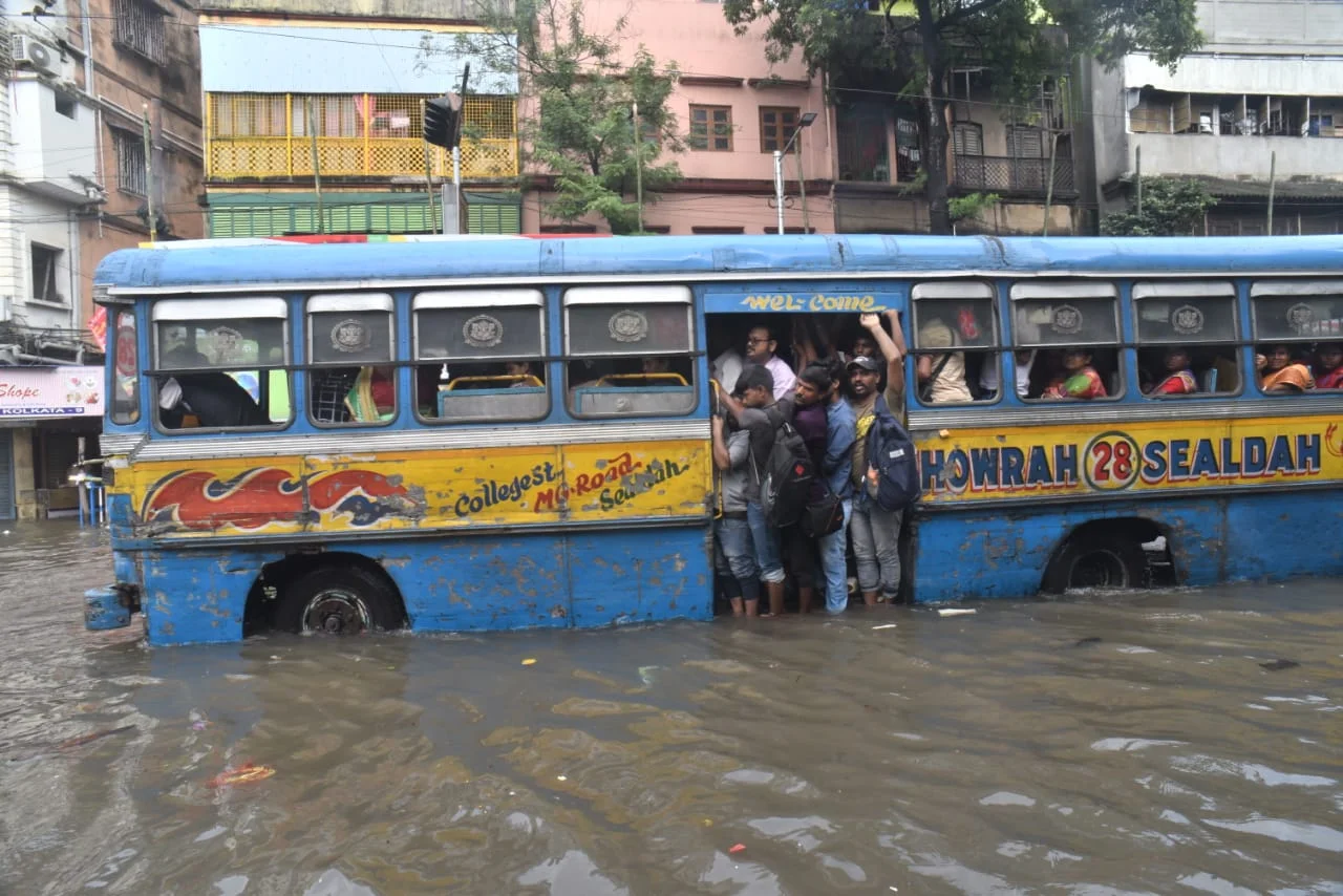 ভারী বৃষ্টিতে বিপর্যস্ত বাংলা,  টানা তিন দিনের স্কুল ছুটি ঘোষণা