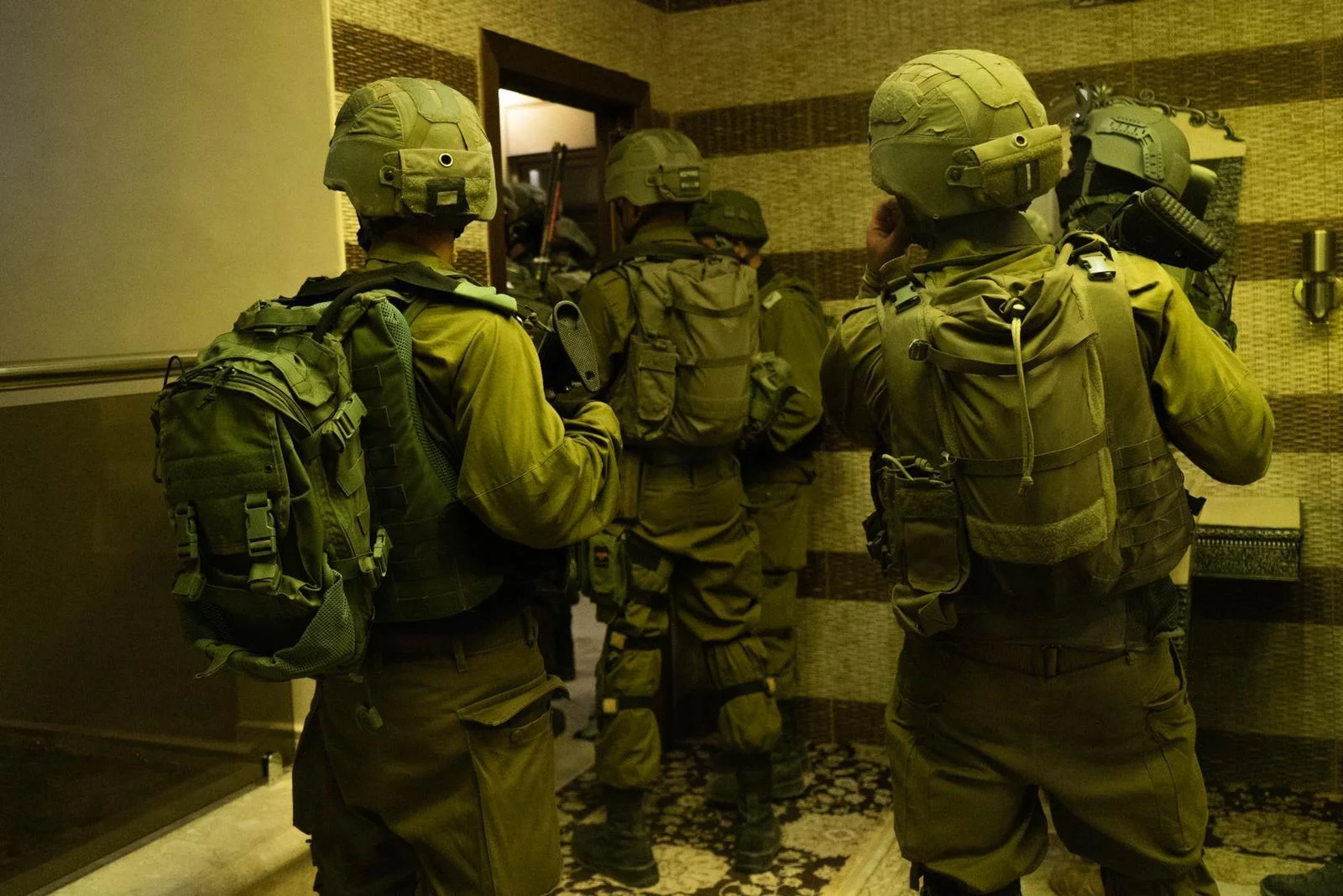 ফিলিস্তিনি মেয়রসহ একাধিক নেতা-ধর্মীয় ব্যক্তিত্বকে আটক ইসরাইলের