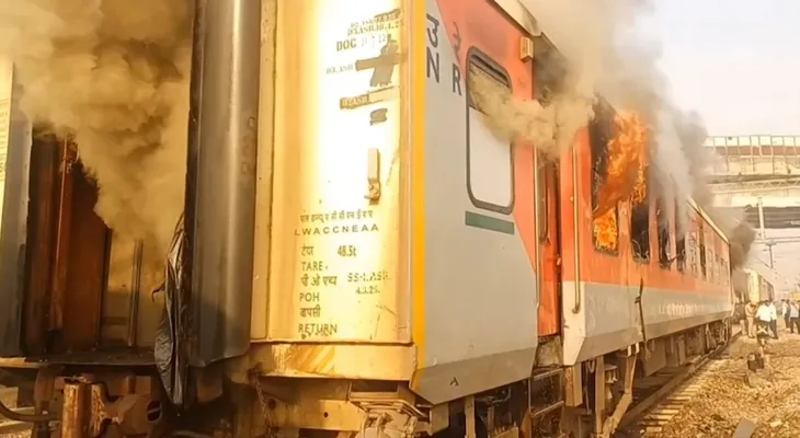 পাঞ্জাবে গরিব রথে আগুন, অল্পের জন্য বড় দুর্ঘটনা থেকে রক্ষা পেলেন যাত্রীরা