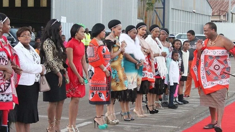 ১৫ স্ত্রী, ৩০ সন্তান ও ১০০ ভৃত্য নিয়ে আবুধাবিতে ইসোয়াতিনির রাজা, বিলাসবহুল জীবন নিয়ে বিতর্ক