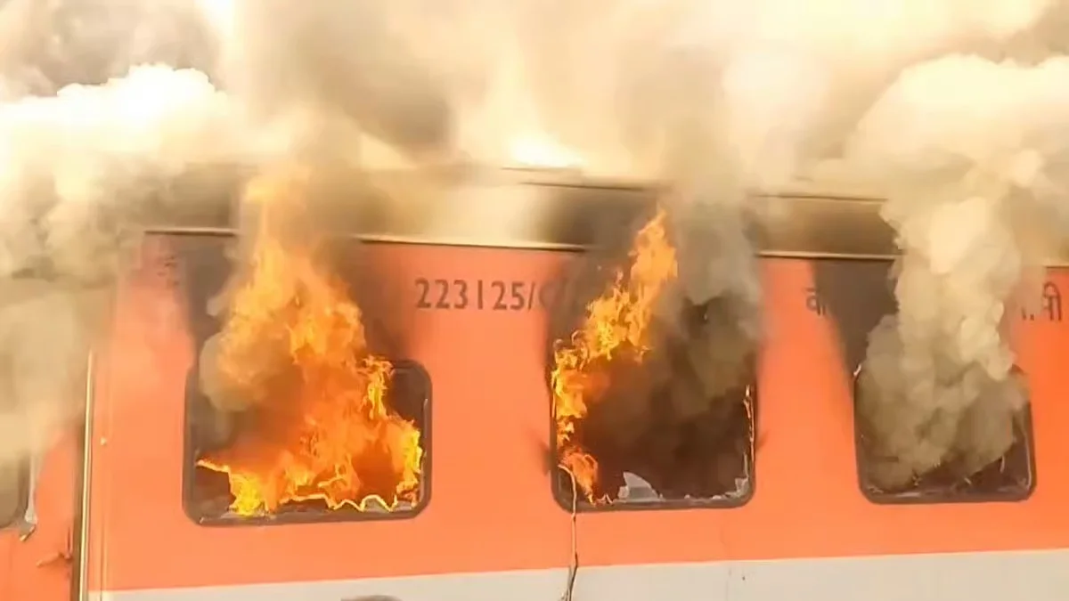 ফের বড়সড় দুর্ঘটনা: ভয়াবহ অগ্নিকাণ্ড গরিব রথ এক্সপ্রেসে, আতঙ্কে হুড়োহুড়ি যাত্রীদের