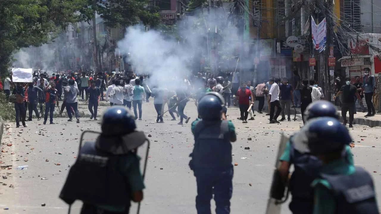 ফের ছাত্র আন্দোলনে উত্তপ্ত ঢাকা, ‘জুলাই যোদ্ধাদের’ উপর লাঠিচার্জ পুলিশের, আহত ৩৬