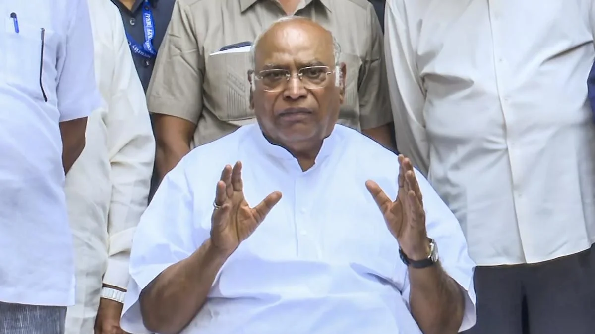 CJI-কে লক্ষ্য করে হামলা: মৌলিক অধিকার লঙ্ঘনকারীদের শাস্তি দাবি খড়গের