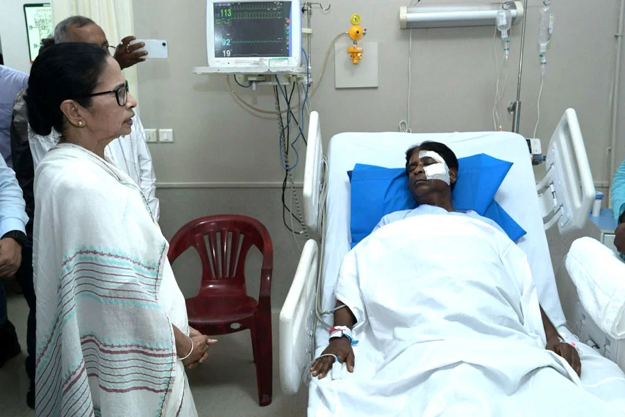 আহত বিজেপি সাংসদ খগেন মুর্মুকে দেখতে হাসপাতালে মুখ্যমন্ত্রী