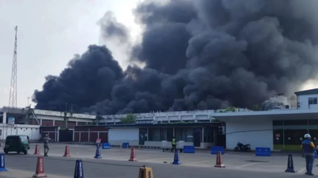 ঢাকার শাহজালাল আন্তর্জাতিক বিমানবন্দরে ভয়াবহ আগুন, ১৭ আহত