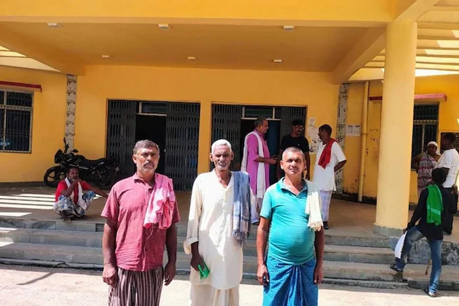 ‘হুজুর, আমরা বেঁচে আছি’ বিডিওকে স্মারকলিপি দিয়ে আর্তি পাঁচ ‘মৃত’ ভোটারের