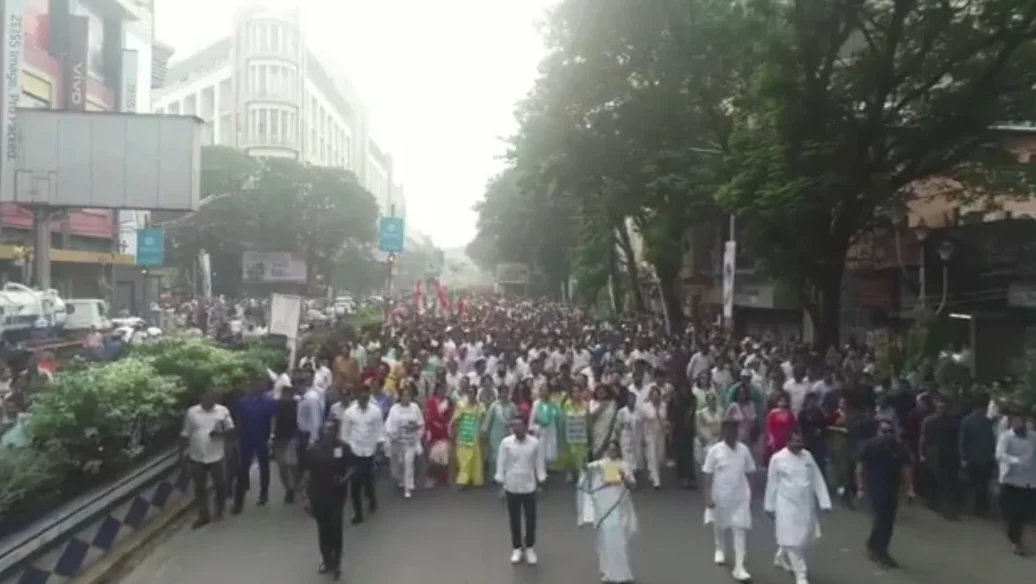 কলকাতার রাজপথে এসআইআর বিরোধী মহামিছিলে মমতা-অভিষেক