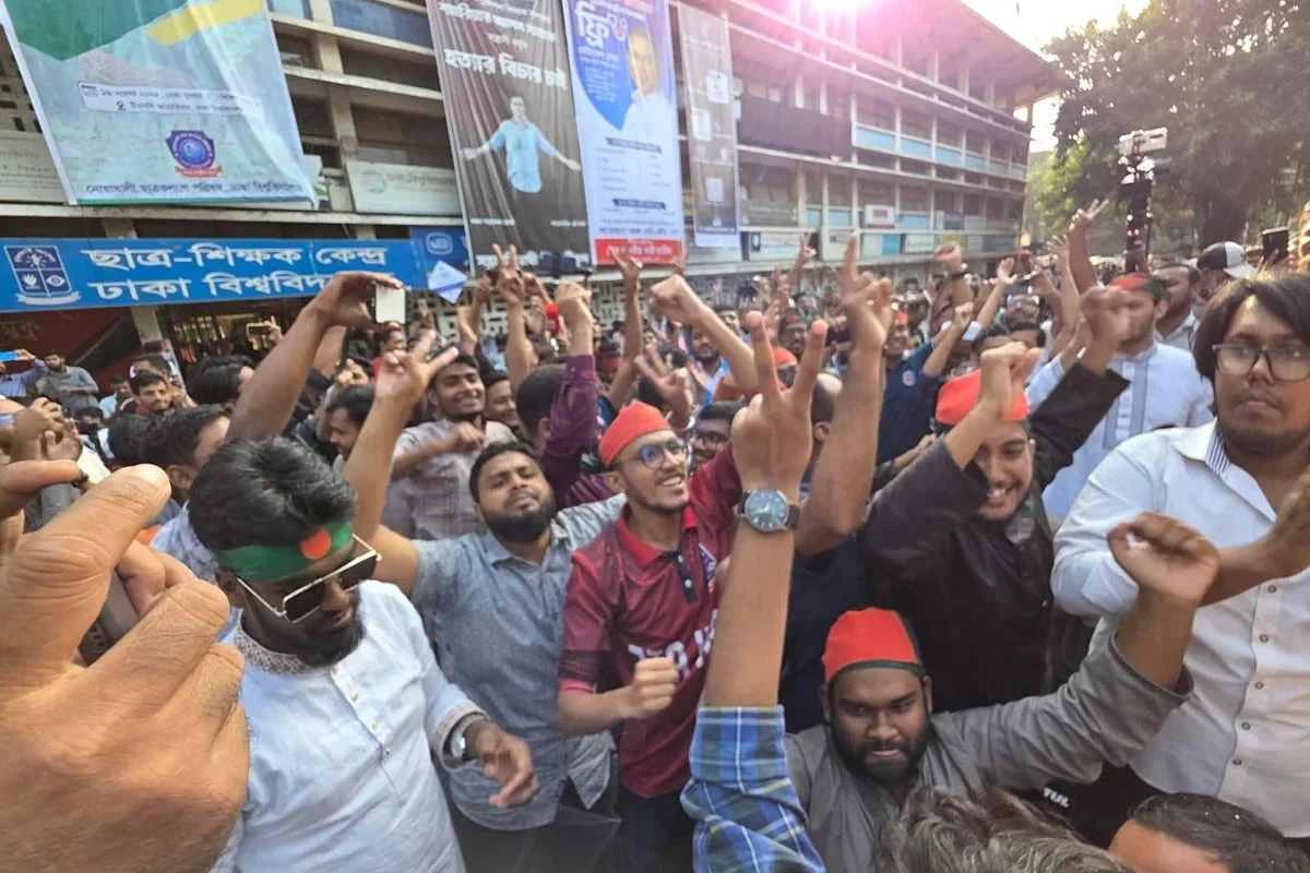 ‘চব্বিশের বাংলায়, খুনি হাসিনার ঠাঁই নাই’, স্লোগান তুলে বাংলাদেশে উল্লাস জনতার