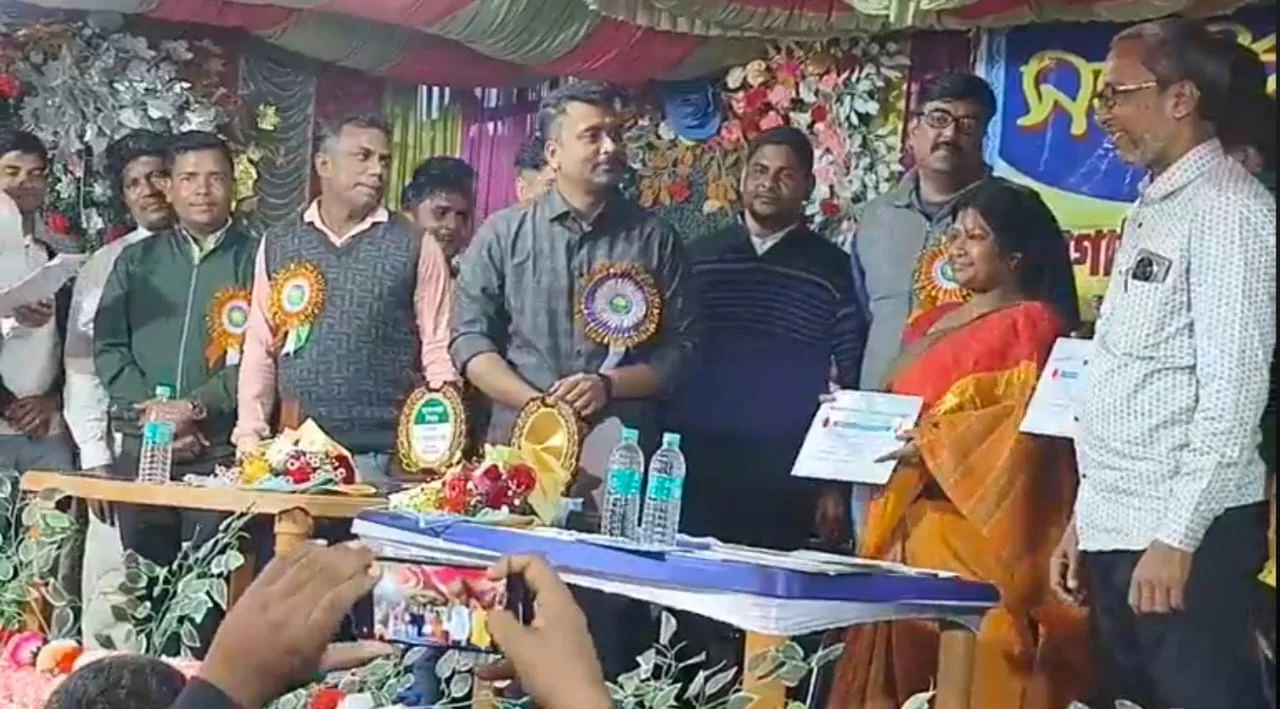 অভিনব উদ্যোগ: রক্তদান উৎসবের রজতজয়ন্তীতে সংবর্ধিত হলেন রক্তদাতারা