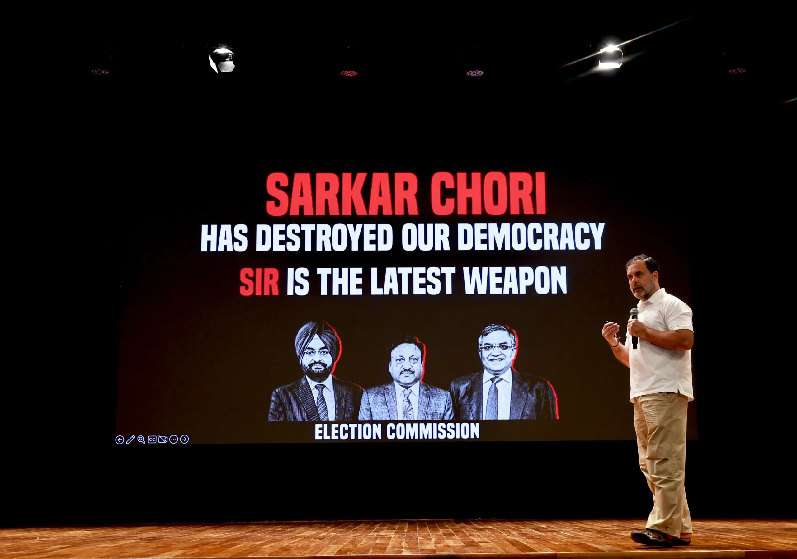 ২ কোটি ভোটারের মধ্যে ২৫ লক্ষই ভুয়ো, ভোটচুরি নিয়ে ‘হাইড্রোজেন বোমা’ ফাটালেন রাহুল