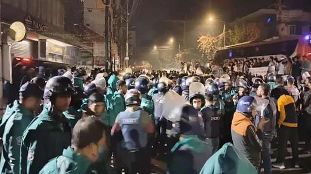 চট্টগ্রামে ভারতীয় হাইকমিশনের বাসভবনে হামলা: পুলিশ-বিক্ষোভকারীদের খণ্ডযুদ্ধ, গ্রেফতার ১২