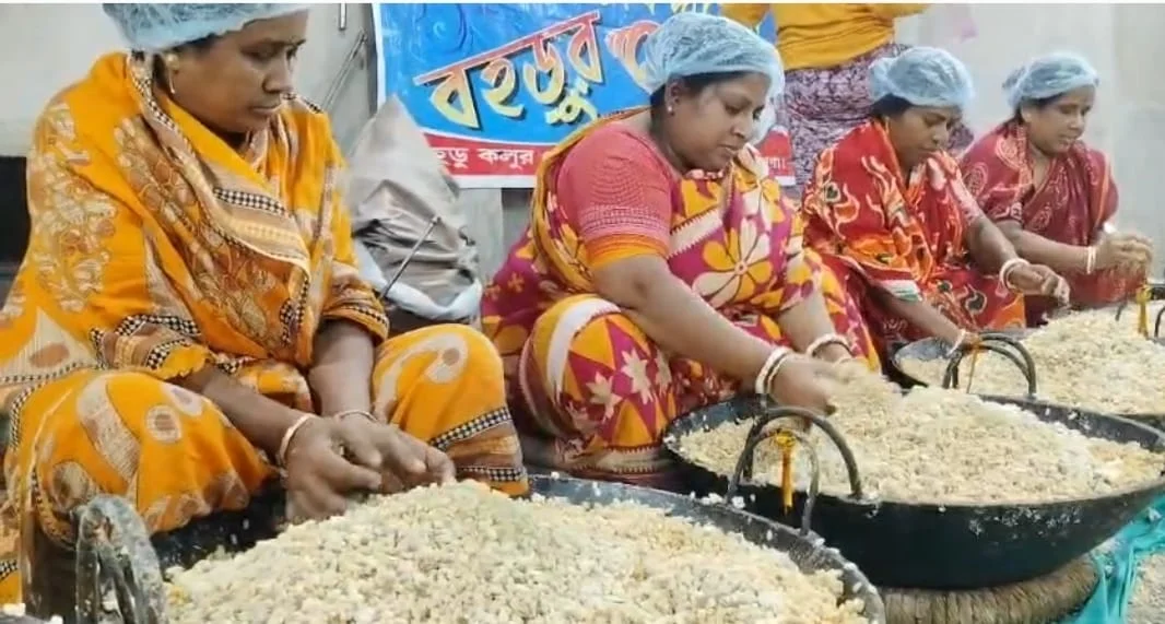 জয়নগরের মোয়া তৈরী করে স্বনির্ভর হচ্ছে জয়নগর বহড়ুর গৃহবধূরা