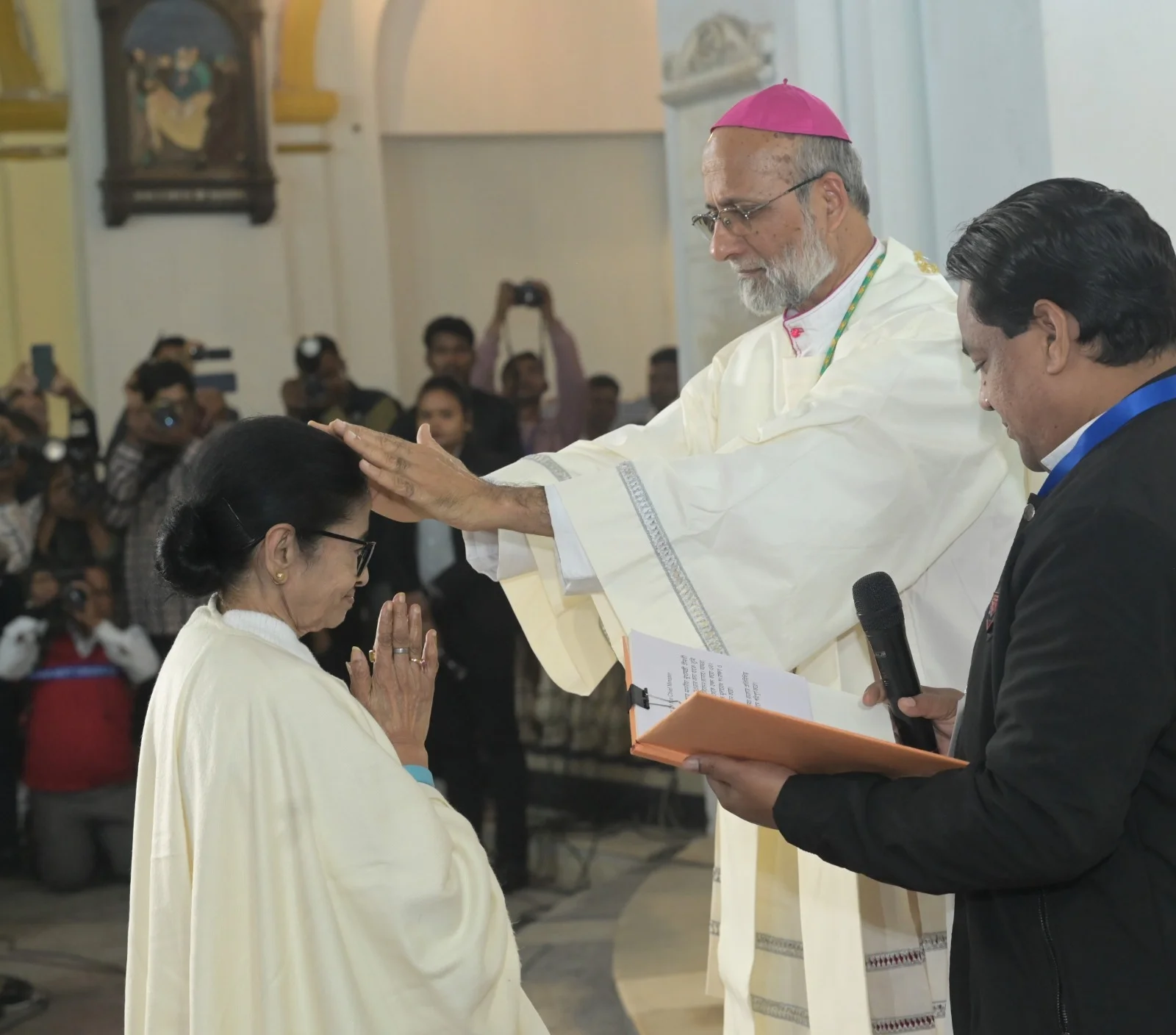 খ্রিস্টানদের বড়দিনের আগের রাতে ক্যাথিড্রালে মুখ্যমন্ত্রী, পার্ক স্ট্রিটে উৎসবের রোশনাই