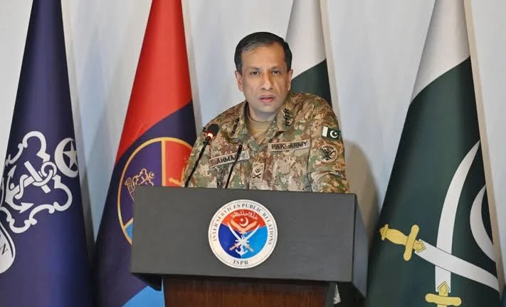 ইমরান খান ‘জাতীয় নিরাপত্তার জন্য হুমকি’: পিটিআই প্রধানকে দাগিয়ে দিল পাক আইএসপিআর