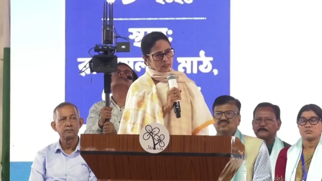 কোচবিহারে কেন্দ্রের শ্রম কোডের বিরুদ্ধে কাগজ ছিঁড়ে প্রতিবাদ মমতার