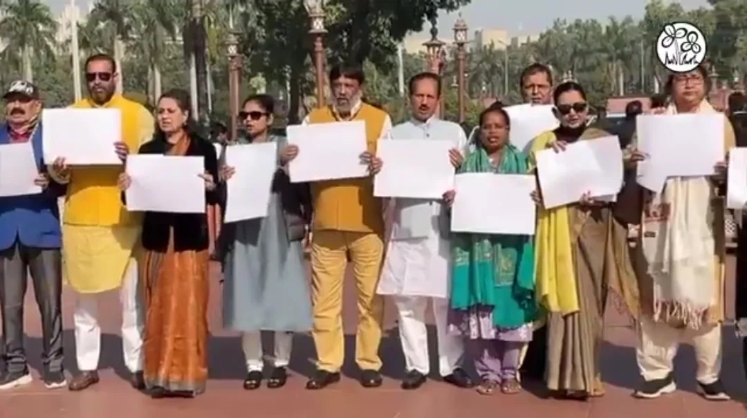 অভিষেকের চ্যালেঞ্জে ব্যর্থ কেন্দ্র! সংসদে ‘সাদা কাগজে’ তৃণমূলের অভিনব প্রতিবাদ, পাশে অন্যান্য বিরোধী দলও