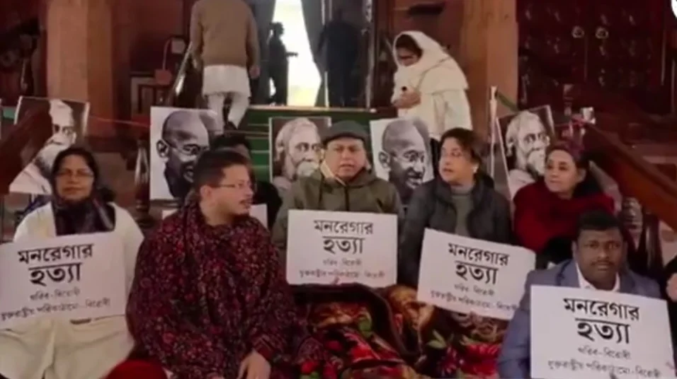 নাম বদলে মনরেগার ‘হত্যা’, ‘ভিবি-জিরামজি বিল’ নিয়ে রাতভর ধরনায় বিরোধী সাংসদরা