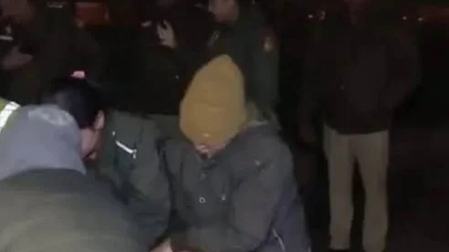 ধর্ষকের জামিনের প্রতিবাদে দিল্লি গেটে ধর্না, উন্নাওয়ের নির্যাতিতাকে টেনে সরালো দিল্লি পুলিশ