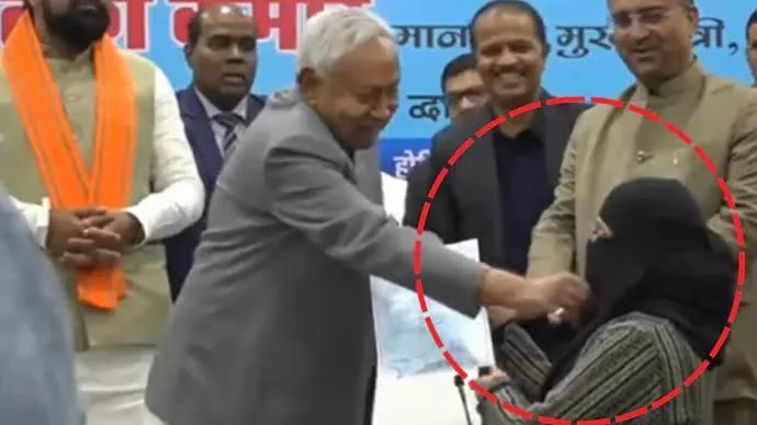 হিজাবকাণ্ড: চাকরিতে যোগ দিলেন না পারভীন, ৩ লক্ষ বেতনে চাকরির প্রস্তাব ঝাড়খণ্ড সরকারের