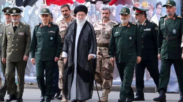 খামেনিকে নিশানা করলে বিশ্বজুড়ে আগুন জ্বলবে: ইরান সেনাবাহিনীর কড়া হুঁশিয়ারি